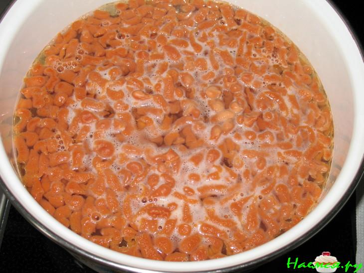 Томатные шпецле с беконом и брынзой