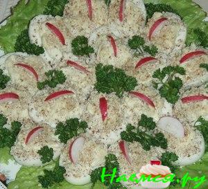 Фаршированные яйца с орехами