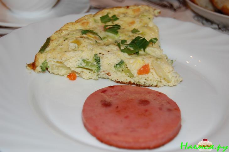 Омлет с овощной смесью и вареной колбасой