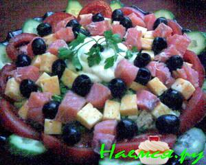 Салат с семгой, сыром, маслинами и овощами Салат с семгой, сыром, маслинами и овощами