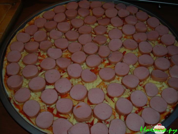 Пицца (сыр, помидоры, сосиски)