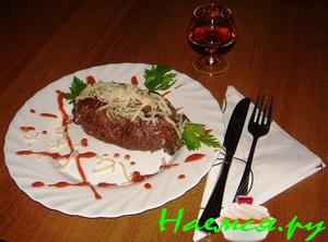 Оленина в брусничном соусе