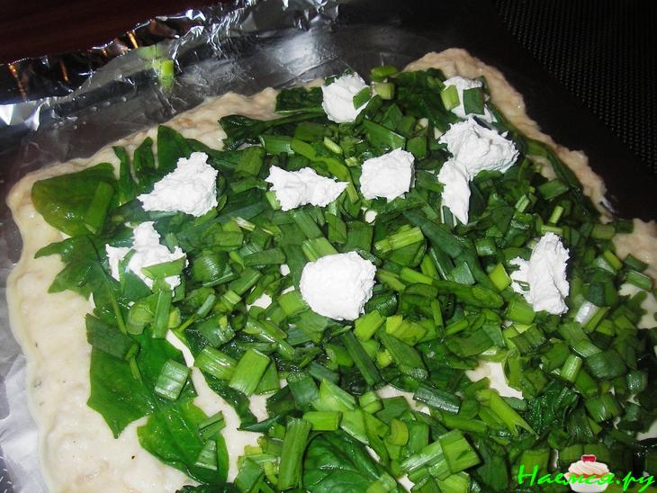 Рыбный рулет со шпинатом и зеленым луком