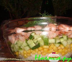 Салат с креветками и кукурузой