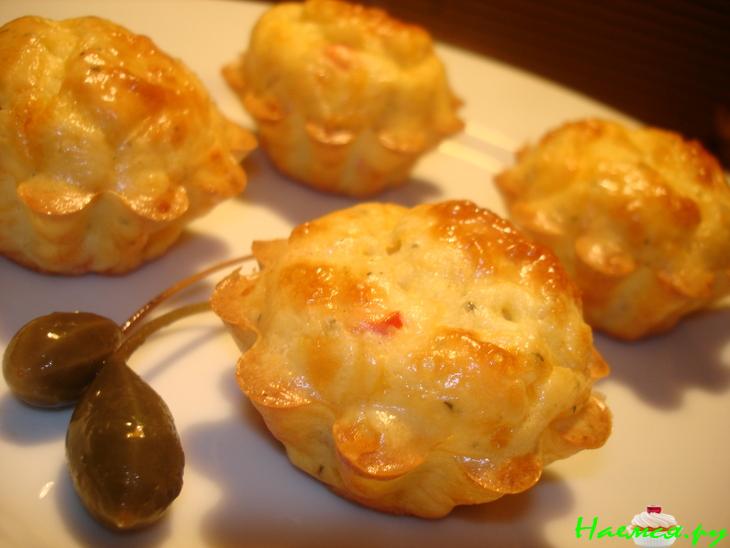 Закусочные сырные кексики с лососем, прованскими травами и острым перцем