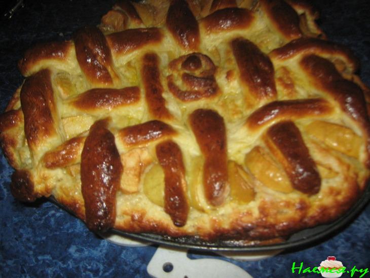 Пирог на топленом молоке с яблоками  