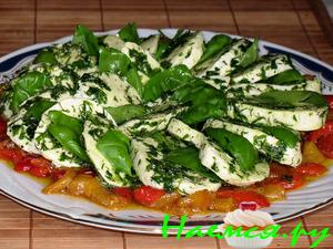 Моцарелла, замаринованная с зеленью на ложе из запечённой паприки