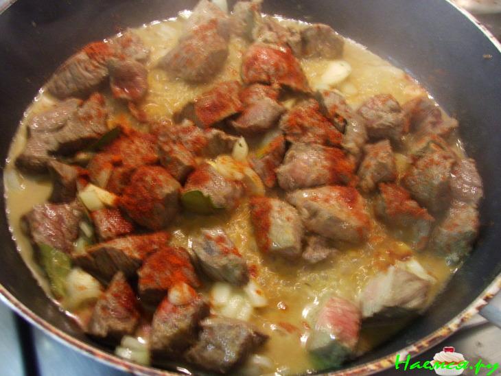 Говядина тушеная с оливками и картофелем