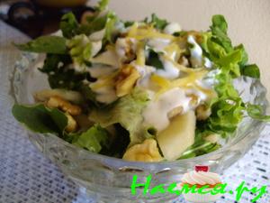 Салат из рукколы с грушей и грецкими орехами