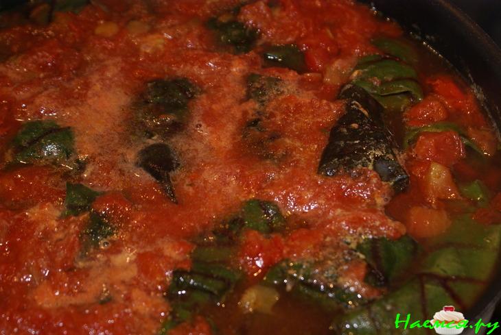 Маленькие голубцы в свекольных листьях