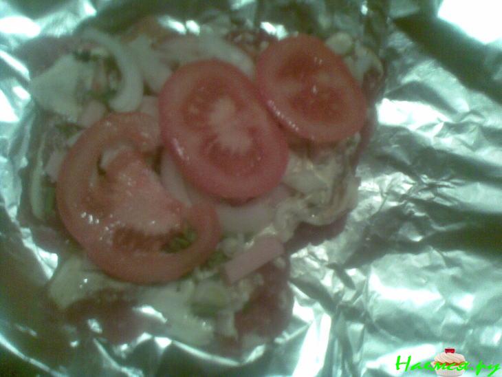 Мясо, запеченное с помидорами и ветчиной