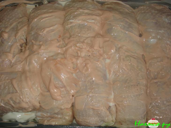 Голубцы в куриных шкурках на овощной подушке