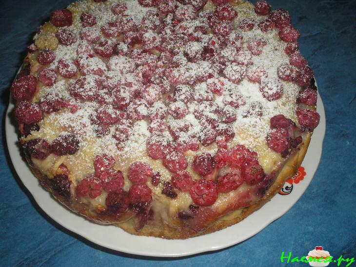 Пирог с вишнями, яблоками и малиной