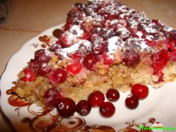Клюквенный пирог с грецкими орехами