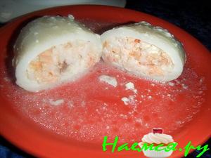 Кальмары с сёмгой, креветками и розочками из пекинской капусты