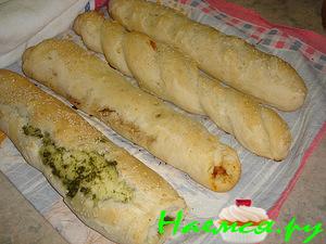 Хлеб с соусом из кориандра и соусом из вяленых помидор