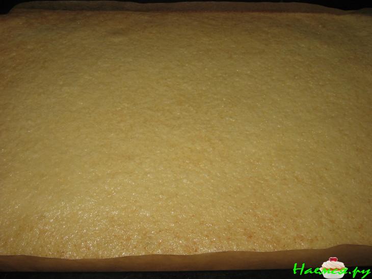 Бисквитный рулет со сгущенкой с вишневой начинкой