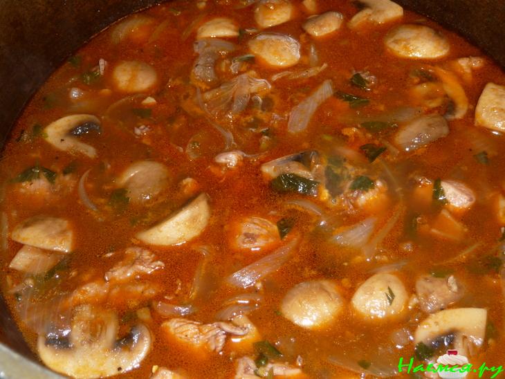 Грудинка с шампиньонами в соусе