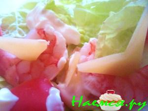 Салат из креветок, салата Айсберг и сыра с плесенью