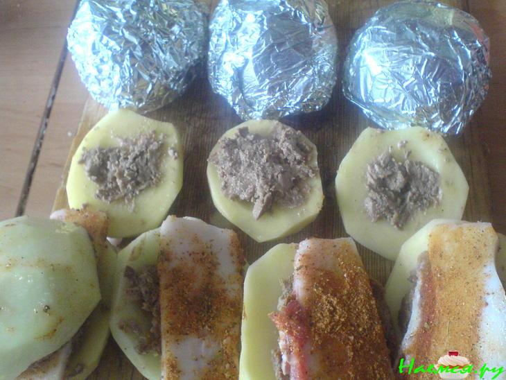 Картофель фаршированный, запеченный в фольге