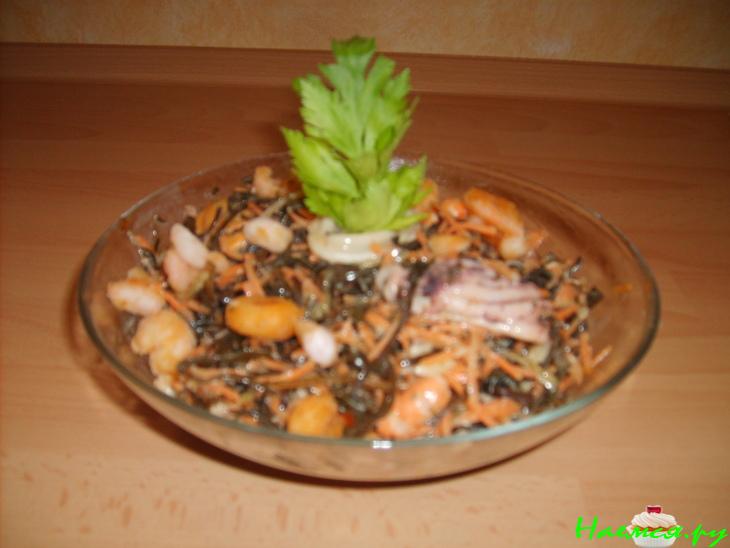 Морская капуста с морепродуктами и корейской морковью