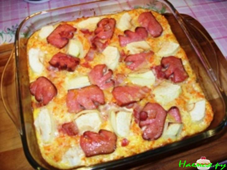 Морковно-сельдерейная запеканка с беконом и сосисками