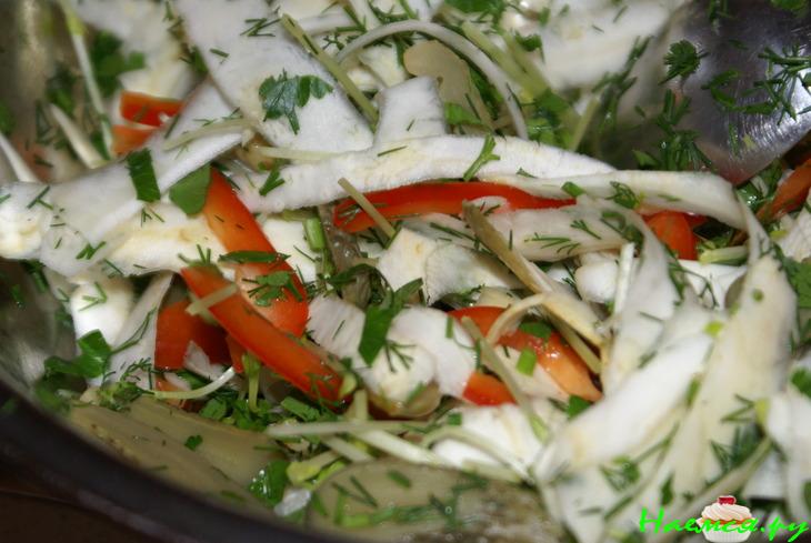 Салат с ленточками сельдерея, креветками и маслинами