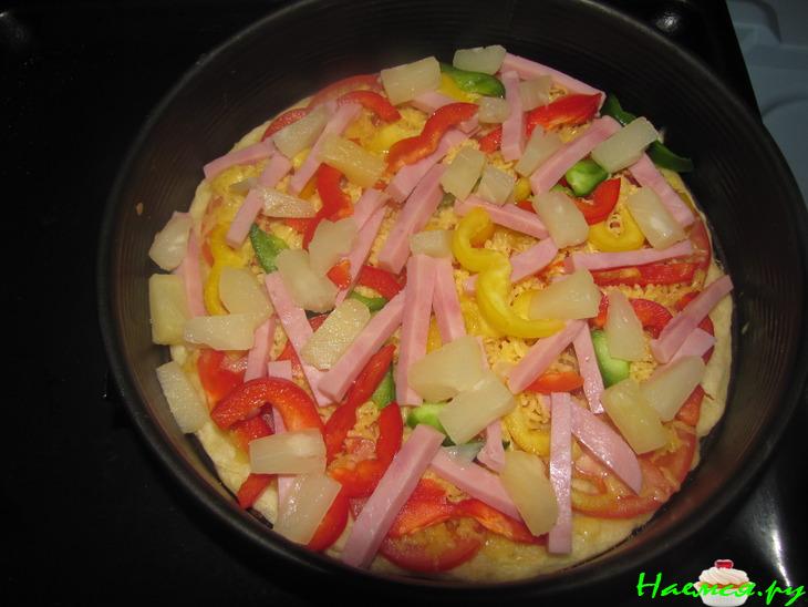 Пицца с ананасом и руколой