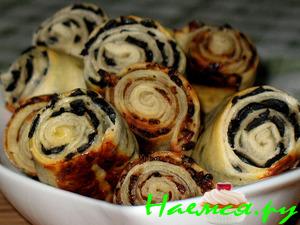 Мини-рулетики с начинками из жареного лука и чёрных оливок Мини-рулетики с начинками из жареного лука и чёрных оливок