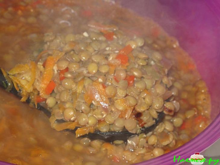 Чечевичный густой суп с овощами, лимонным соком и чесноком