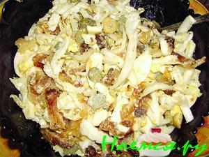 Салат с беконом, маринованным огурчиком и оливками Салат с беконом, маринованным огурчиком и оливками