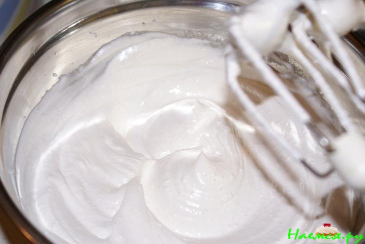 Яблочный пирог на сметане с безе