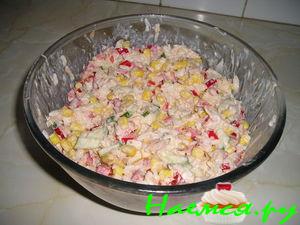 Салат с тунцом со сладкой кукурузой