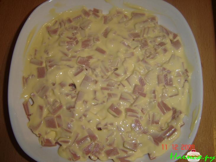 Салат с колбасой и зеленым яблоком