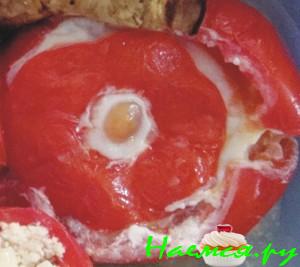 Яйцо, запечённое в помидоре