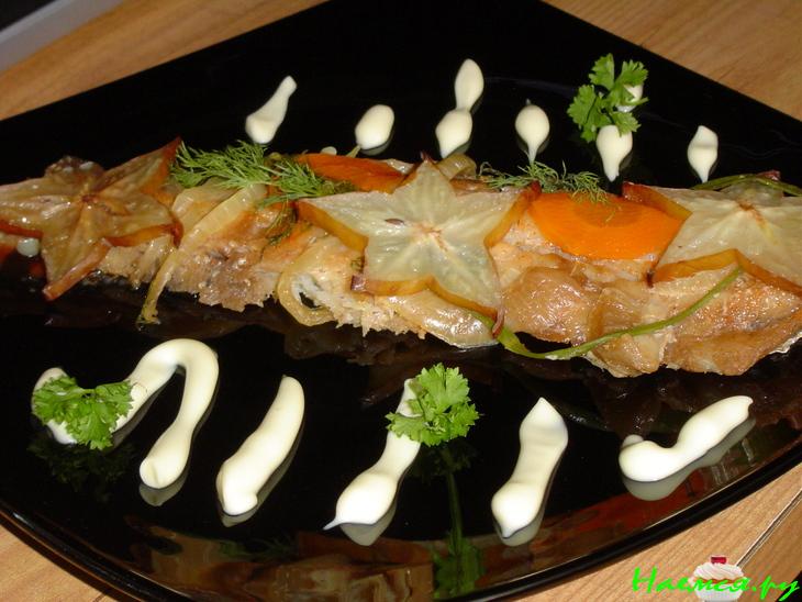 Рыба, запеченная под соевым соусом с карамболой Рыба, запеченная под соевым соусом с карамболой