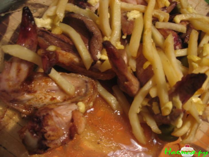 Куриные крылышки в соусе и с картошечкой фри...