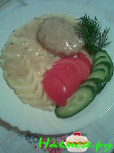 Куриные биточки в сметанном соусе