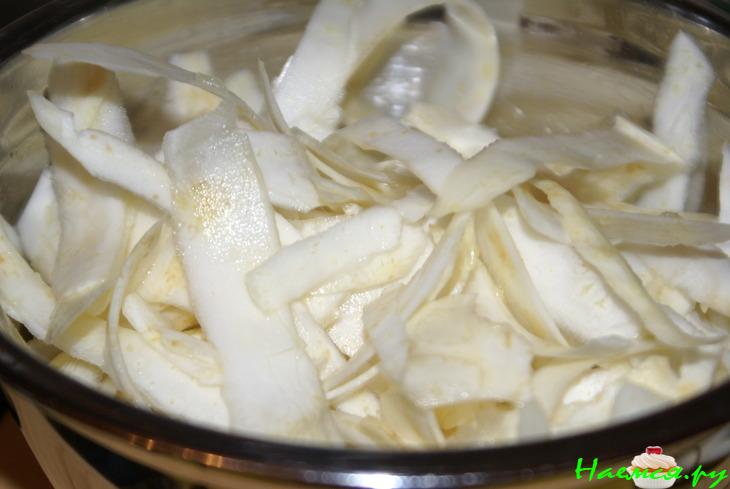 Салат с ленточками сельдерея, креветками и маслинами