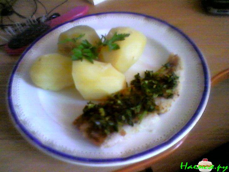 Жареная рыба с зелёным соусом