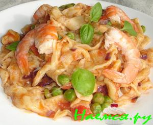 Яичная паста с зеленым горошком и креветками