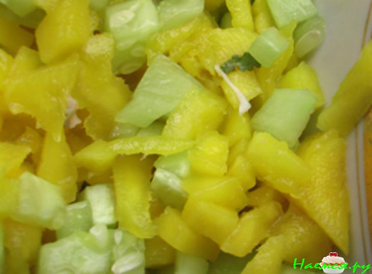 Салат с крабами и манго