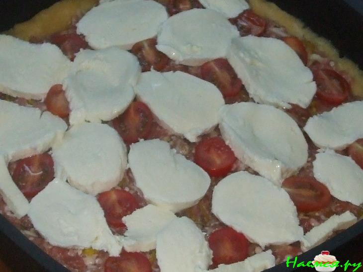 Пирог-пицца с фаршем, пореем, моцареллой ...