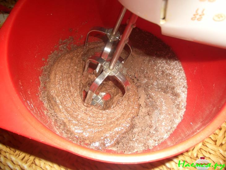 Шоколадный пирог с ягодами