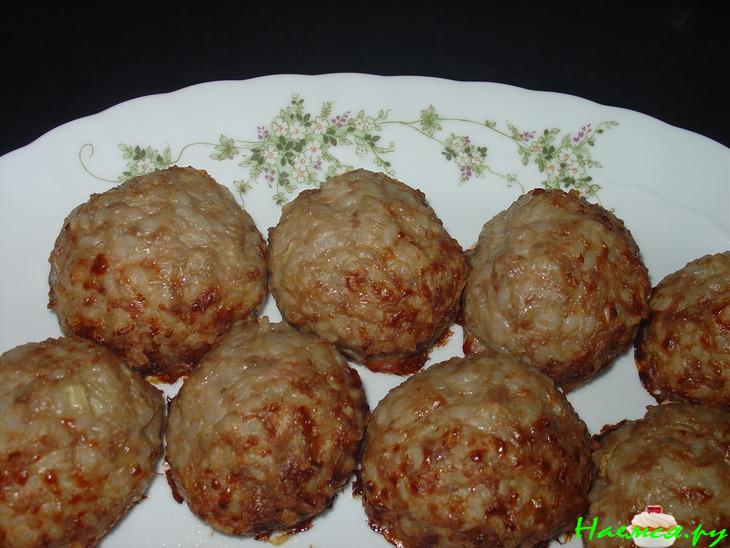 Рисовые фрикадели с тушёной капустой