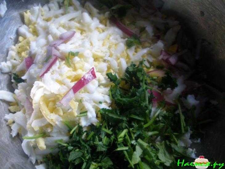 Салат яичный с карамелизированным луком