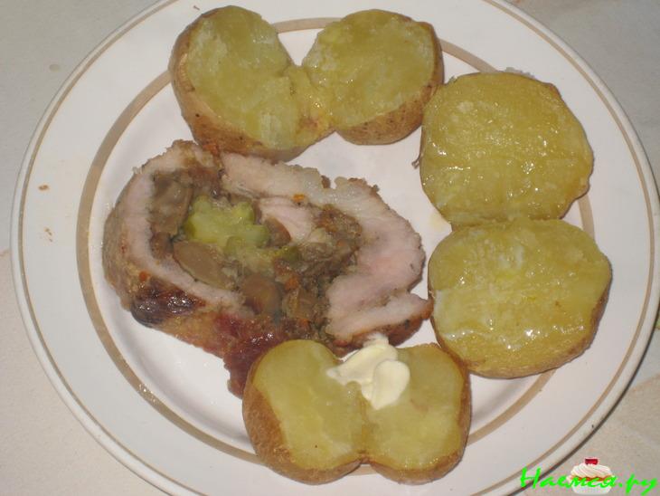 Свиной рулет с грибами и солеными огурцами