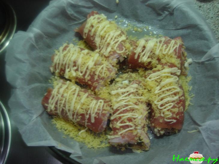 Рулетики из свиного филе с яйцом, сыром и грибами