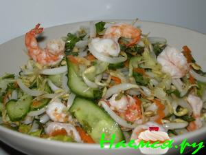 Салат по-вьетнамски с кисло-сладкими огурчиками