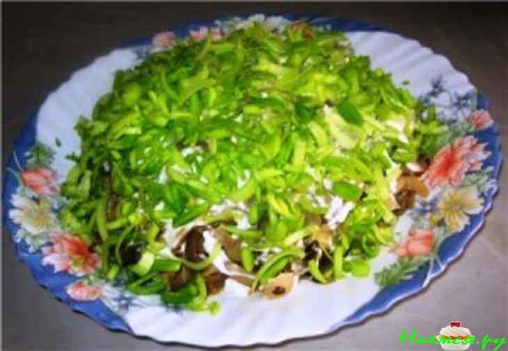 Салат куриный "Подсолнух" с грибами и кукурузой